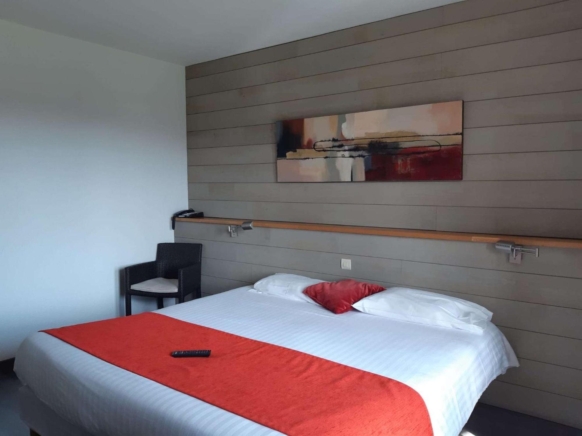 Brit Hotel Du Golf Le Lodge 萨利-德贝阿恩 外观 照片